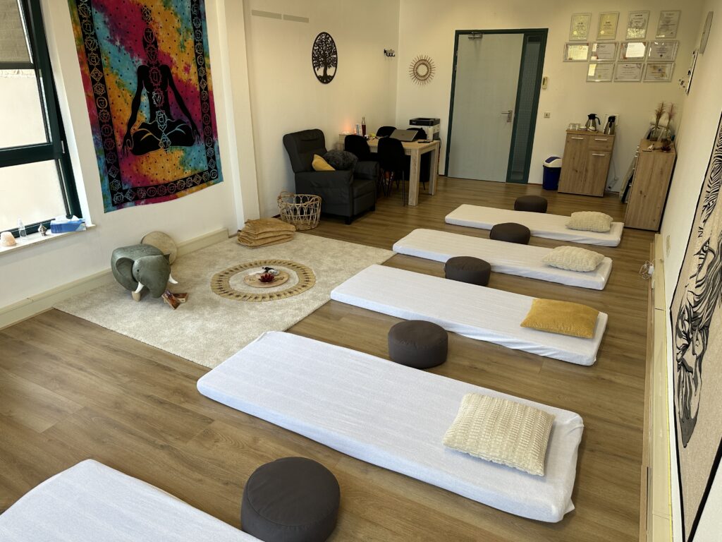 Hypnose, coach, IEMT, iemt sessie, NLP, personal coach, personal, pijncoach, begeleiding, coaching, hypnosecoach, hypnose coach, nlp coach, coach, coach, coaching, coaches, negatief gedrag, onzekerheid, bewustwording, bewustzijn, onbewust doen, veranderen, gelukkig zijn, hulp bij depressie, geen zelfvertrouwen, chronisch ziek, hulp bij chronische pijn, pijnmanagement, pijn hypnose, afvallen, stoppen met roken, ADHD, ADD, meditatie, faalangst, hulp, therapeut, migraine, stress, allergie, maag en darmklachten, fibromyalgie, reuma, artrose, PTSS, trauma, angst, fobie, fobieën, tinnitus, maagpijn, hoofdpijn, Roermond, Limburg, Maasniel, coach Roermond, goeie coach, coach gezocht Roermond, kindercoach Roermond, hypnose coach Roermond, IEMT coach Roermond, kindercoach Roermond, hooggevoelig kind Roermond, begripvolle coach, reiki, reiki healing roermond, reiki coach, reiki sessie, praktijk roermond, hypnosepraktijk, Herkenbosch, kundalini facilitator, kundalini activatie, LEAP, kundalini, activation, meditatie, meditatie workshop, leren mediteren, meditatie avond, meditatie ochtend, meditatie docente, energetische healing, kundalini healing, energetisch therapeut, energetische pijnbehandeling, Roerdalen, Melick, Posterhold, Sint Odiliënberg